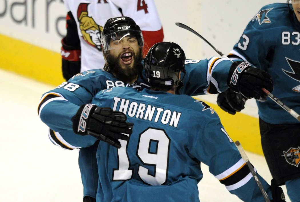 Brent Burns a Joe Thornton slaví trefu prvně jmenovaného útočníka Sharks do branky Ottawy