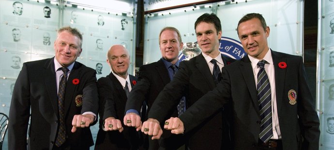 Noví členové hokejové Síně slávy (zleva) Brett Hull, Lou Lamoriello, Brian Leetch, Luc Robitaille a Steve Yzerman