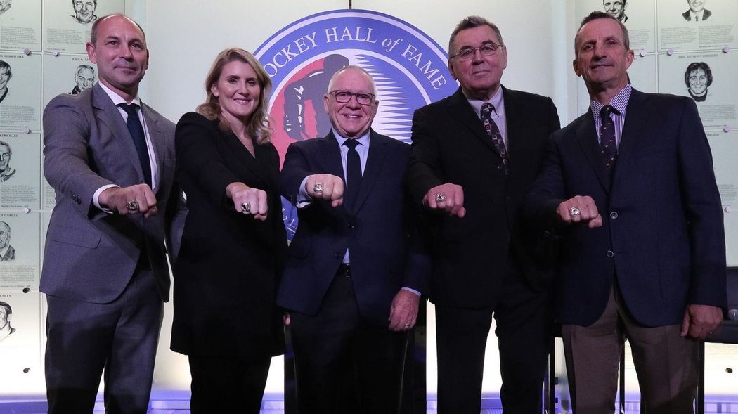 Bývalý kanonýr Václav Nedomanský (druhý zprava) převzal před uvedením do hokejové Síně slávy NHL stejně jako další noví členové památeční prsten