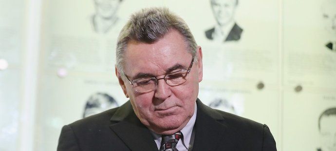 Václav Nedomanský si prohlíží svůj prsten pro člena Síně slávy NHL