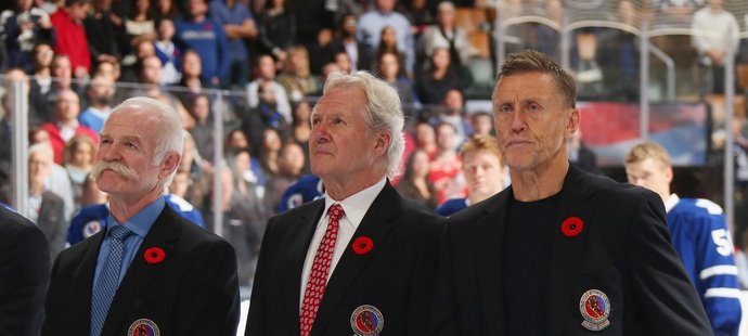 Darryl Sittler společně s Lanny McDonaldem a Borje Salmingem během státní hymny před utkáním Toronta proti Detroitu v roce 2015