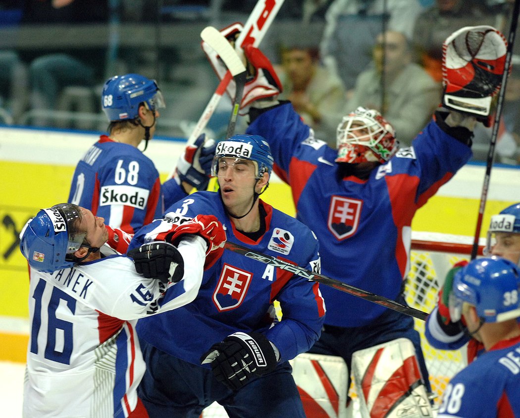 2007: Výhru nad Českem v osmifinálové skupině slavil každý ve slovenském výběru po svém