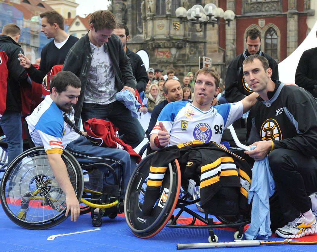 2010: Zdeno Chára na vozíku. Během charitativní akce na Staroměstském náměstí