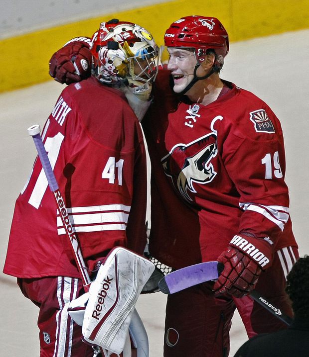 Jedenatřicetiletý gólman Phoenixu Mike Smith pochytal 31 střel soupeře z Detroitu a navíc uzavřel skóre. Jedenatřicetiletý gólman Phoenixu Mike Smith pochytal 31 střel soupeře z Detroitu a navíc uzavřel skóre.