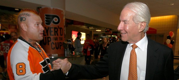 Majitel Flyers Ed Snider se nebojí ani rozhovorů s fanoušky