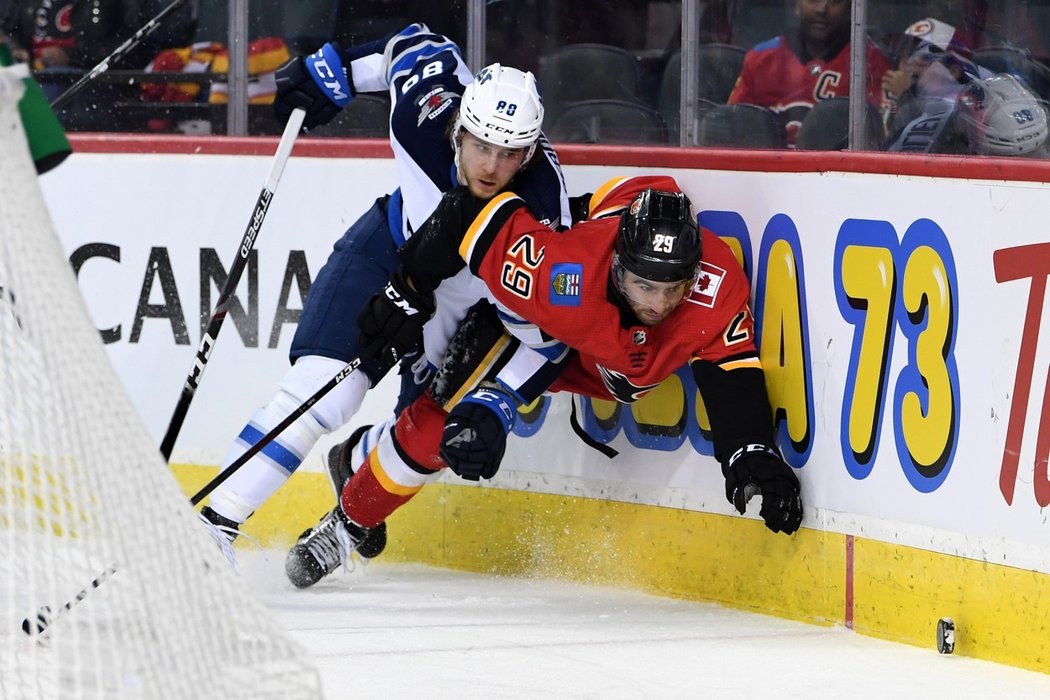 Český útočník Michael Špaček (vlevo) v přípravném zápase s Calgary