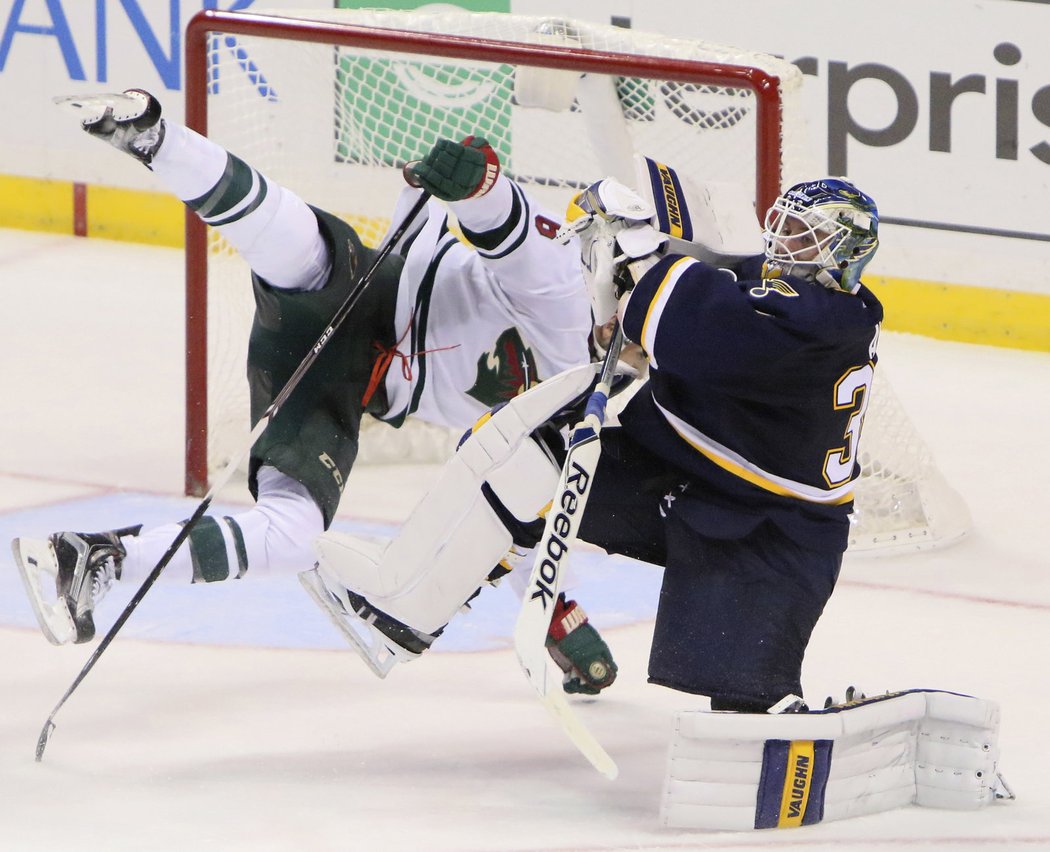 Marco Scandella z Minnesoty se srazil s brankářem Blues Allenem.