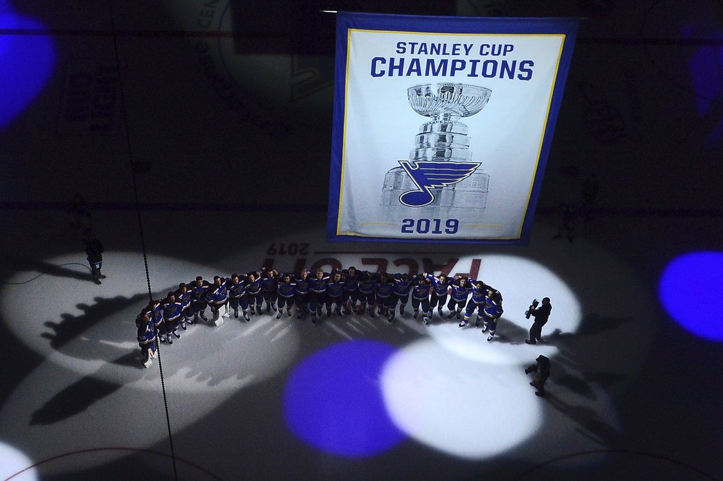 V St. Louis se pod strop haly vyvěšoval banner pro vítěze Stanley Cupu