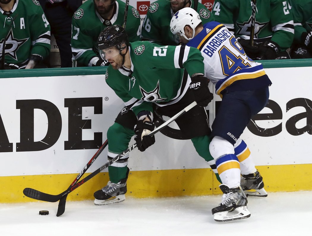 Obránce Ben Lovejoy se snaží rozehrát před Ivanem Barbaševem ze St. Louis