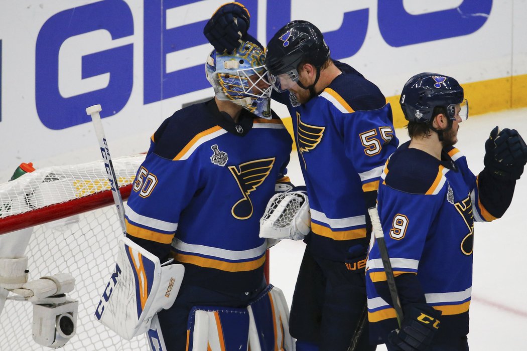 Jordan Binnington přijímá vítězné gratulace