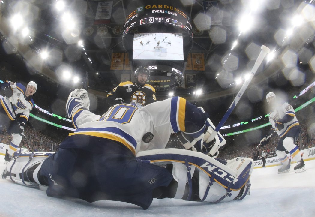 Jordan Binnington zůstal v první třetině nepřekonaný