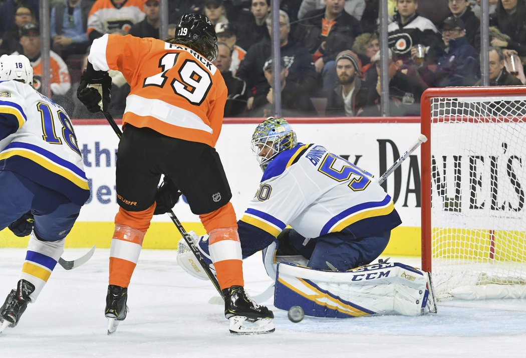 Jordan Binnington pochytal 25 střel Philadelphie a v prvním startu v NHL udržel nulu