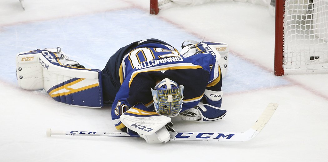 Jordan Binnington právě inkasoval ve vlastním oslabení