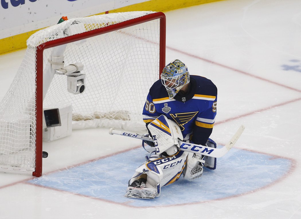 Jordan Binnington nedokázal zkrotit ošklivě skákající kotouč