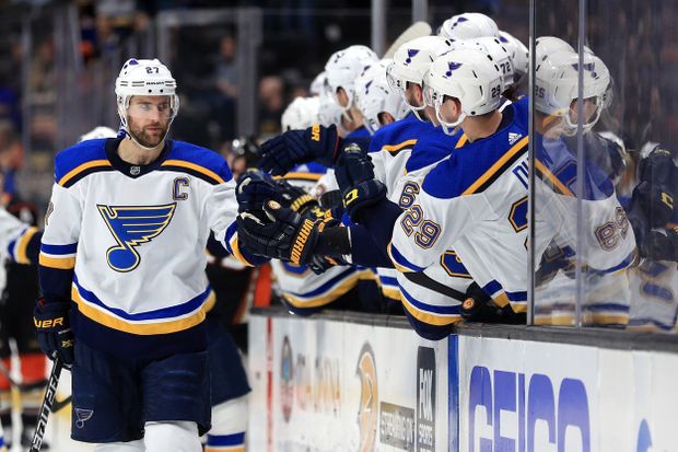 Kapitán St. Louis Alex Pietrangelo se raduje z gólu se spoluhráči Kapitán St. Louis Alex Pietrangelo se raduje z gólu se spoluhráči