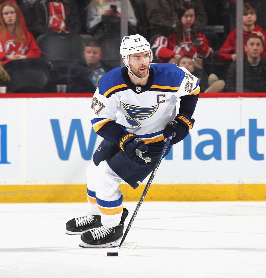 Zkušený kapitán St. Louis Blues Alex Pietrangelo během zápasu s New Jersey