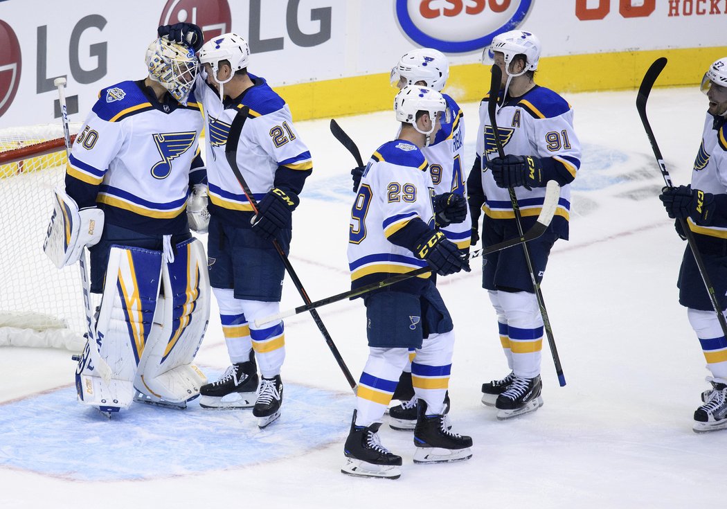 V druhém duelu vyhrálo St. Louis v Torontu 3:2 a rozhodl o tom vítěznou brankou obránce Alex Pietrangelo, který si připsal jubilejní 400. bod v NHL.