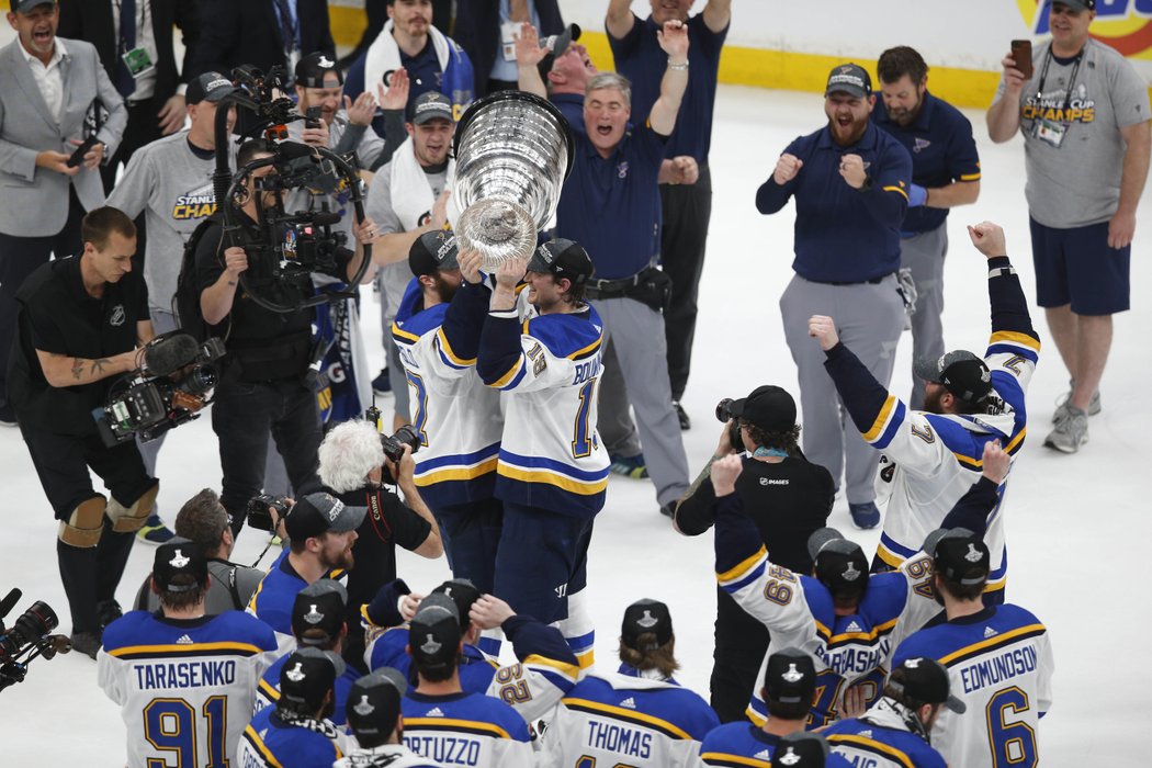 Alex Pietrangelo předal Stanley Cup Jayi Bouwmeesterovi