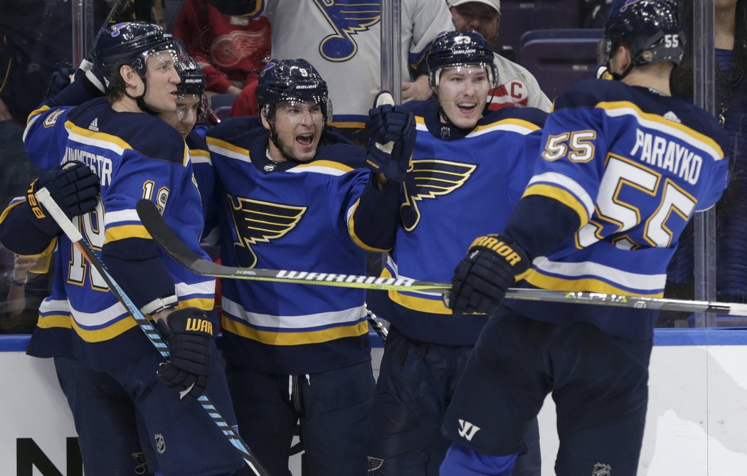 Jay Bouwmeester, Scottie Upshall, Dmitrij Jaškin a Colton Parayko slaví další trefu v síti Red Wings