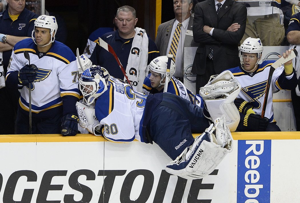 Martin Brodeur utíká na střídačku při závěrečné power-play.