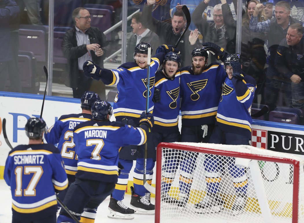 St. Louis zdolalo Toronto 3:2 v prodloužení a jedenáctou výhrou v řadě stanovilo nový klubový rekord.