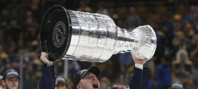 Obránce Vince Dunn zvedá nad hlavu Stanley Cup