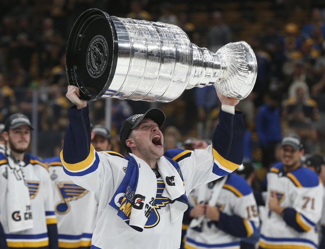 Obránce Vince Dunn zvedá nad hlavu Stanley Cup