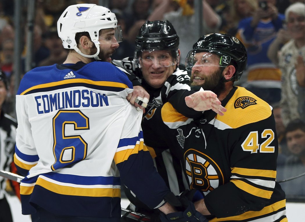 Joel Edmundson a David Backes si asi budou během celé série mít co říct