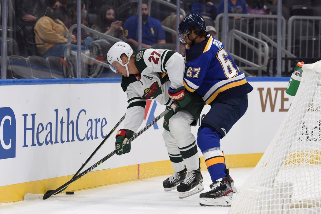 Český útočník Michael Frolík se v přípravě NHL objevil v dresu St. Louis Blues