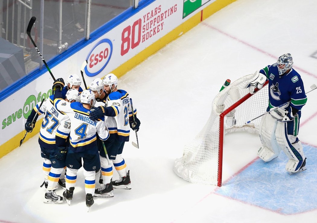 Ve čtvrtém utkání série Vancouveru a St. Louis zvítězili obhájci Stanley Cupu 3:1 a vyrovnali na 2:2 na zápasy.