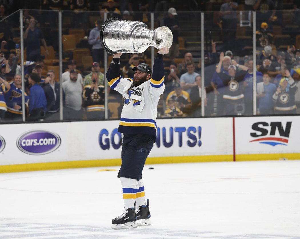 Patrick Maroon také zdvihl nad hlavu Stanley Cup