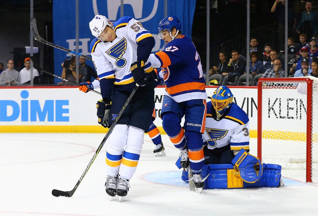 Souboj před brankou St. Louis, které si z ledu NY Islanders odvezlo vítězství 3:2 po samostatných nájezdech