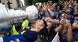 Ani hustý déšť nepokazil fanouškům a hokejistům St. Louis Blues sobotní velkolepé oslavy zisku Stanley Cupu.