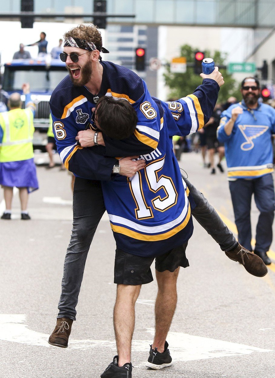 S hokejisty Blues slavily v dešti v St. Louis stovky tisíc lidí.