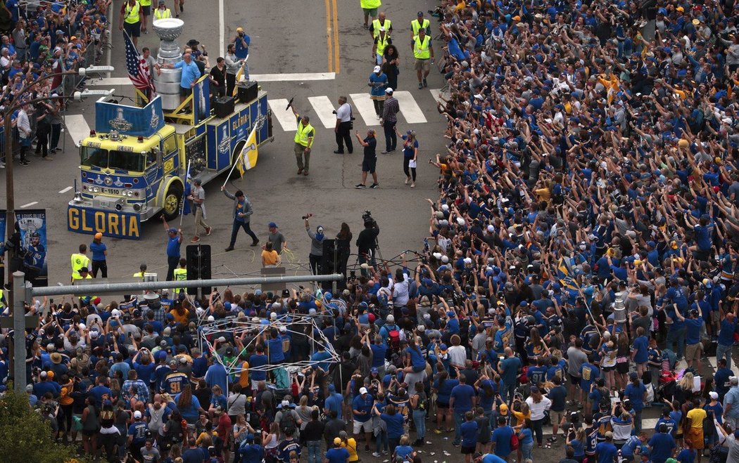 S hokejisty Blues slavily v dešti v St. Louis stovky tisíc lidí.