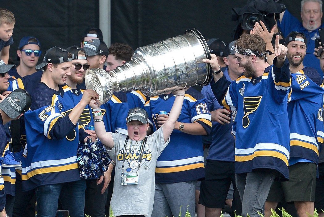 Ani hustý déšť nepokazil fanouškům a hokejistům St. Louis Blues sobotní velkolepé oslavy zisku Stanley Cupu.