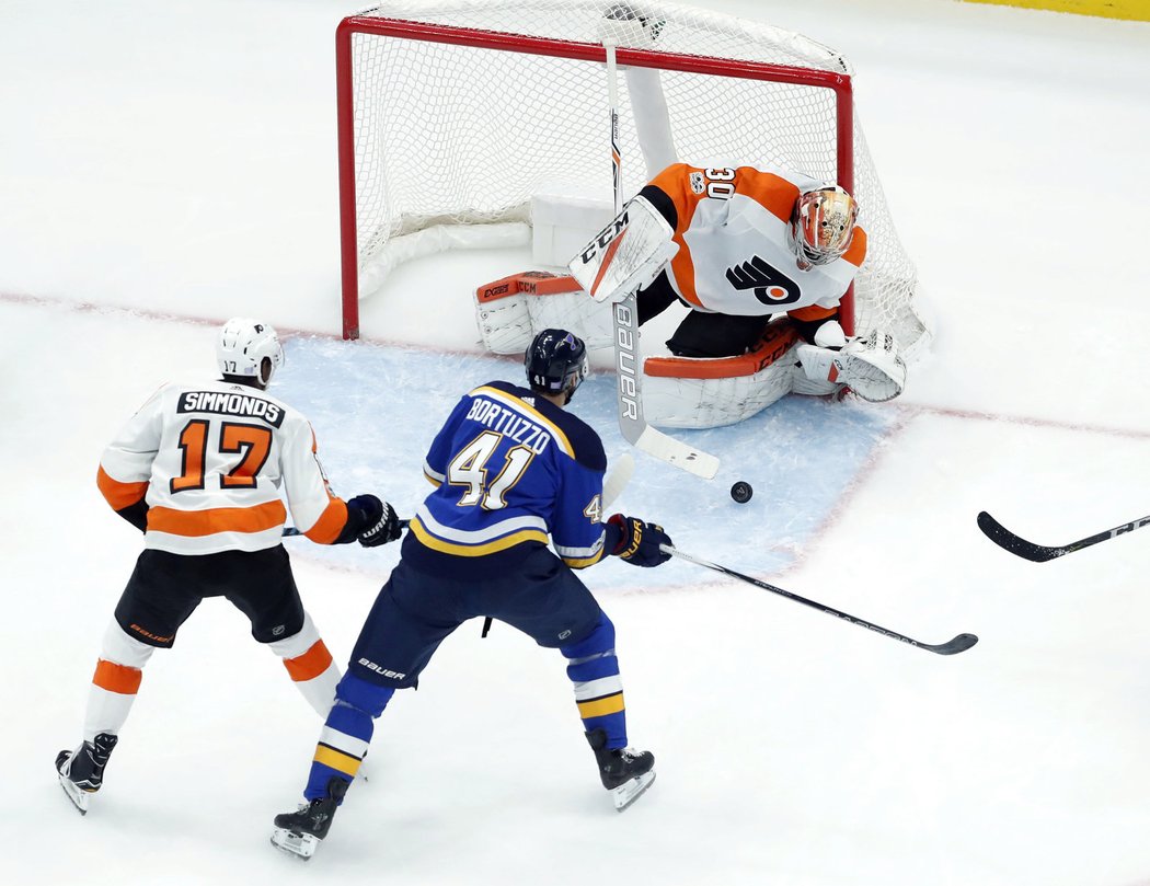 Brankář Philadelphie Michal Neuvirth chytá puk před Robertem Bortuzzem ze St. Louis