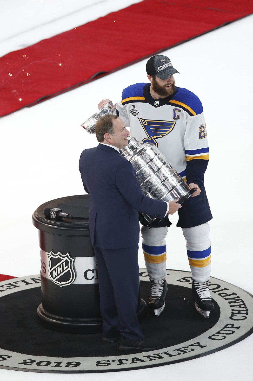 Alex Pietrangelo přebírá Stanley Cup od šéfa NHL Garyho Bettmana