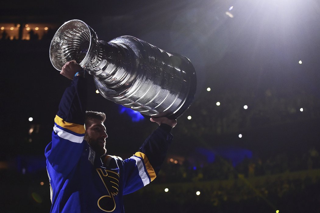 Kapitán Alex Pietrangelo přivezl fanouškům Stanley Cup