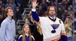 V St. Louis se objevil bývalý obránce Chris Pronger, jeho dres s číslem 44 klub pověsí pod strop haly