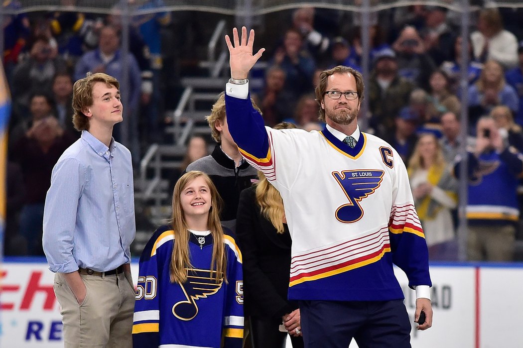 V St. Louis se objevil bývalý obránce Chris Pronger, jeho dres s číslem 44 klub pověsí pod strop haly