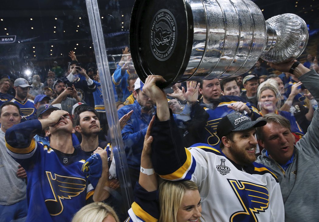 Brayden Schenn donesl Stanley Cup až k fanouškům