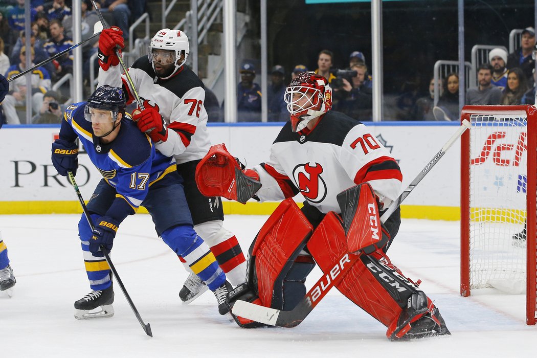 Jaden Schwartz se snaží vybojovat si pozici před brankou New Jersey