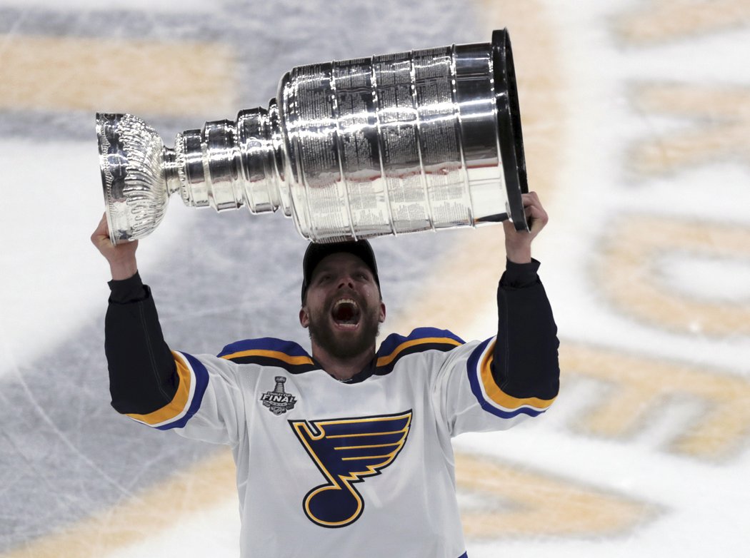 David Perron si poprvé potěžkal Stanley Cup