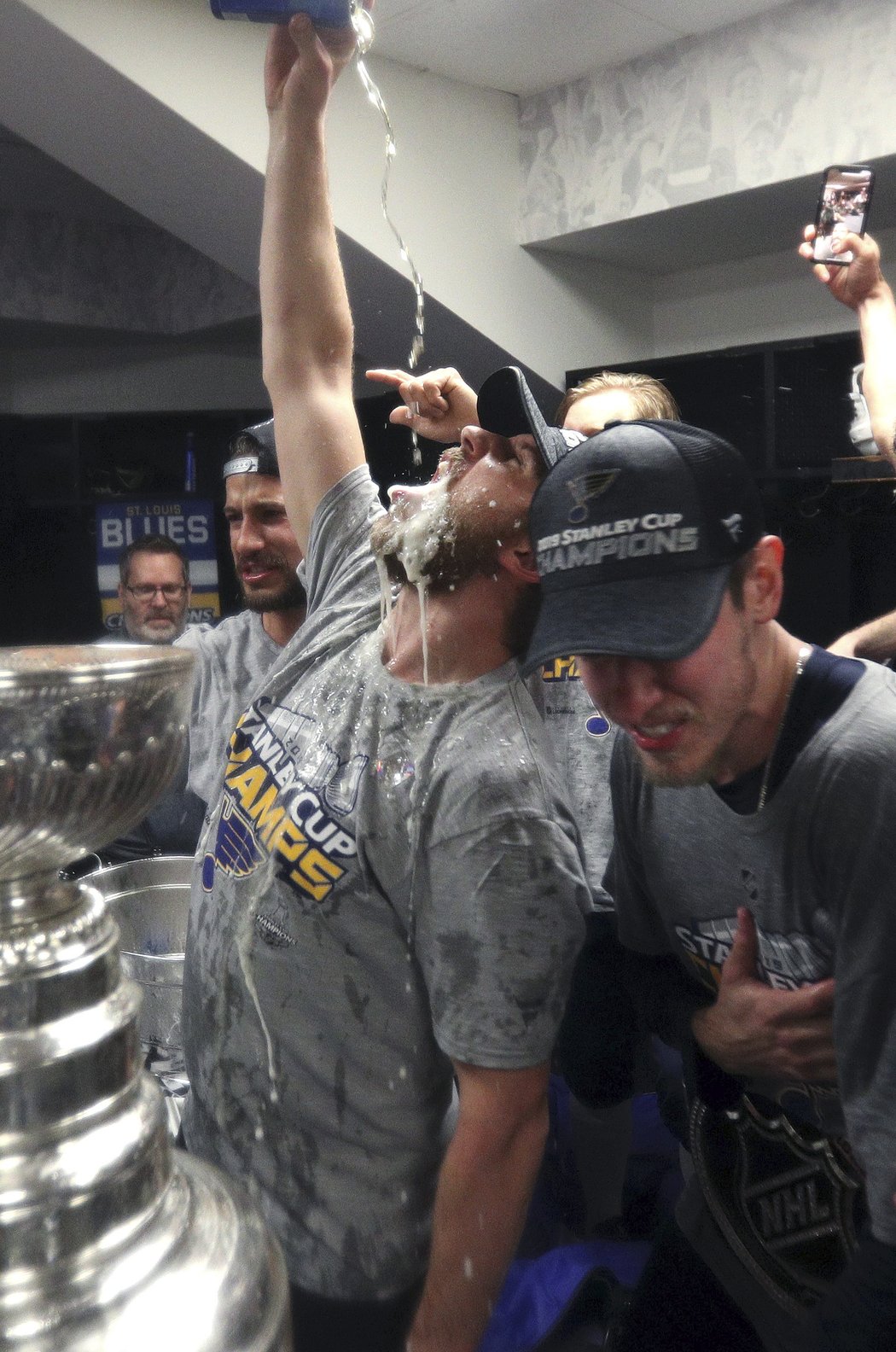 Brayden Schenn si užívá ve společnosti Stanley Cupu