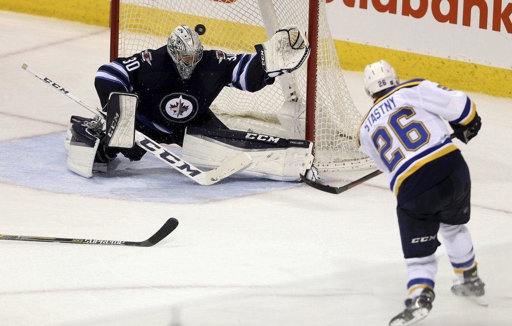 Paul Stastny ze St.Louis právě rozhoduje o výhře nad Winnipegem