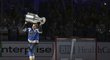 Vladimír Tarasenko se projíždí na domácím ledě se Stanley Cupem