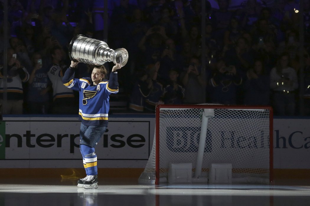 Vladimír Tarasenko se projíždí na domácím ledě se Stanley Cupem