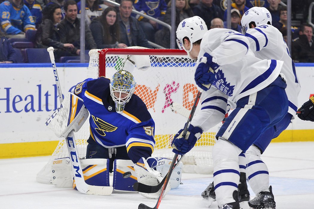 Brankář Jordan Binnington předvedl proti Torontu 31 úspěšných zákroků.