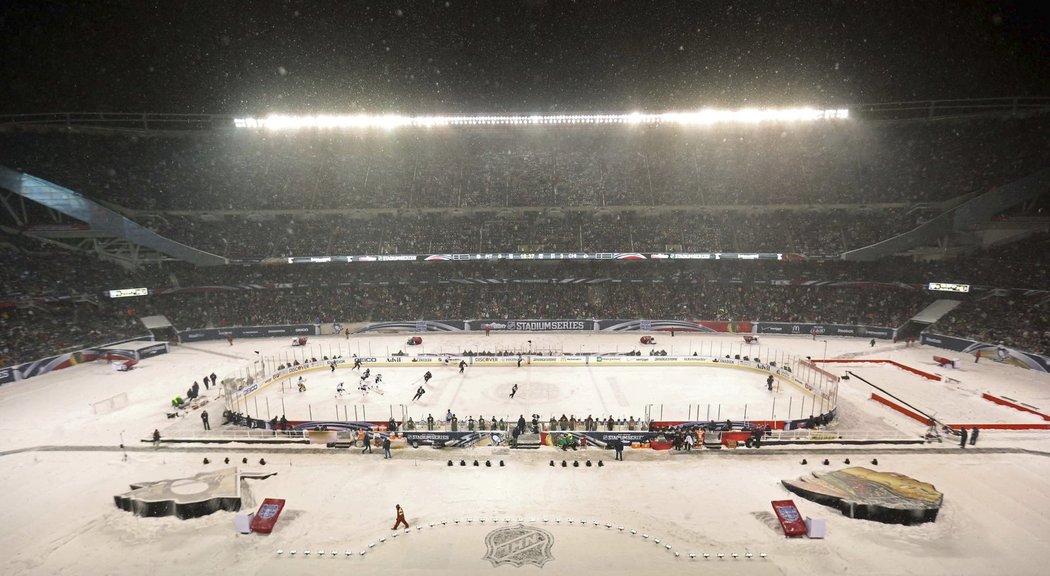 Utkání i přes vydatné sněžení vidělo na stadionu 62 291 diváků.